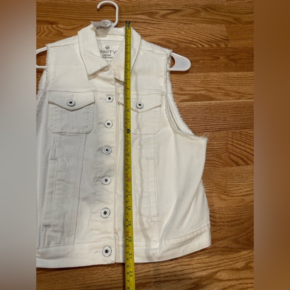 Vanity White Distressed Denim Vest NWT Size Large - Picture 11 of 12